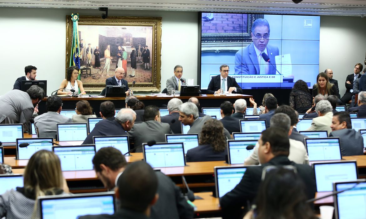 Brasília - Relator Ronaldo Fonseca recomenda anular votação de processo contra Eduardo Cunha. O parecer foi lido na manhã de hoje na Comissão de Constituição e Justiça da Câmara dos Deputados (Gilmar Félix/Câmara dos Deputados)
