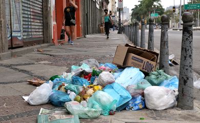 Lixo se acumula pela cidade após garis entrarem em greve. Os funcionários da Comlurb, empresa de limpeza urbana municipal, decidiram ontem(28) entrar em greve.