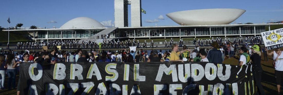 Brasília - Com a Esplanada dos Ministérios fortemente protegida por forças policiais, cerca de mil pessoas fazem protesto em frente ao Congresso Nacional