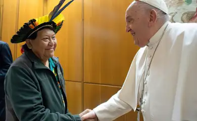 Papa Francisco com o líder yanomami Davi Kopenawa. Foto: Vatican News/Divulgação