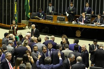 O presidente da Câmara, Rodrigo Maia, preside sessão deliberativa para tentar votar o projeto de lei (PL 3261/2019) que atualiza o marco legal do saneamento básico no país.