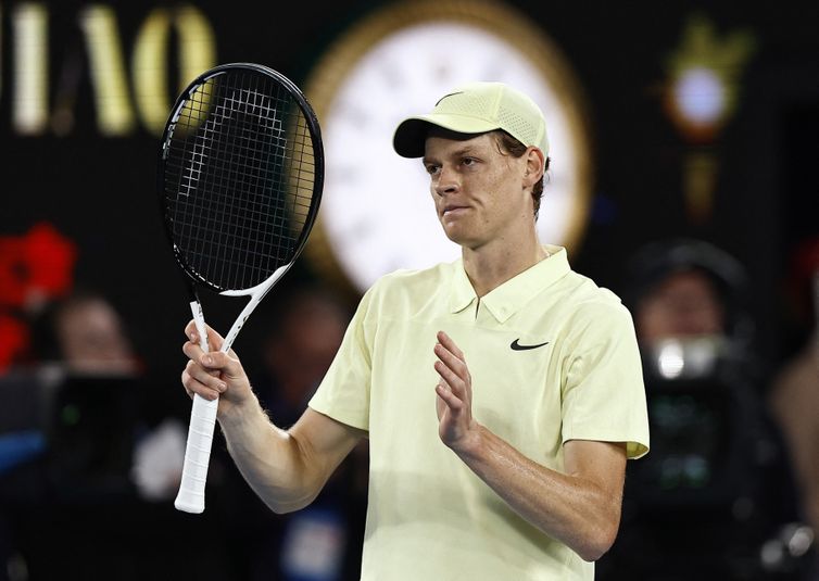 Jannik Sinner após vencer australiano Alex de Minaur nas quartas de final do Aberto da Austrália
22/01/2025 REUTERS/Tingshu Wang