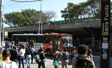 Greve dos metroviários causa paralização parcial em três linhas de metrô e aumenta o fluxo de passageiros nos ônibus.