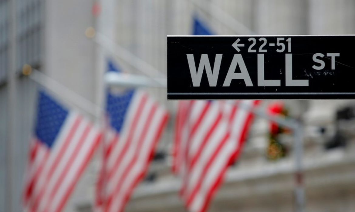 Placa em frente à Bolsa de Valores de Nova York sinaliza Wall Street REUTERS/Andrew Kelly