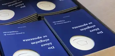 Caixa com livros &quot;Do Blues ninguém se aposenta&quot;, de Paulo Chapa