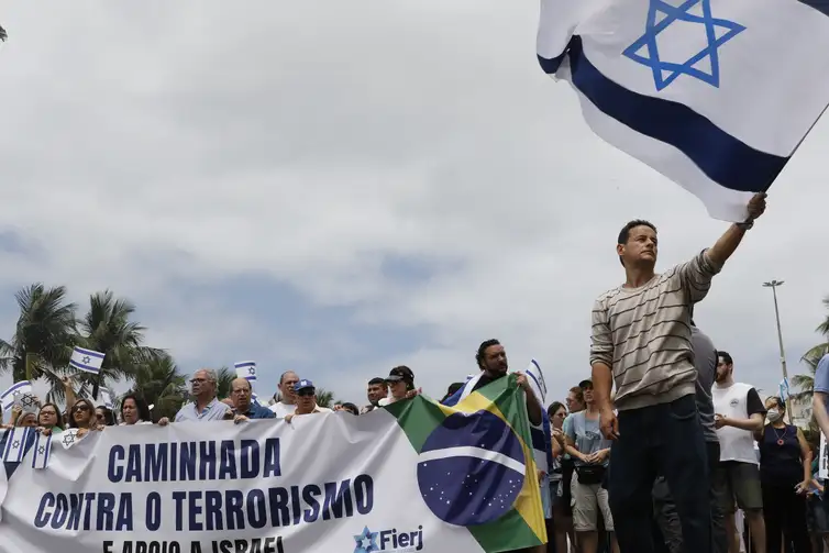 Rio de Janeiro (RJ), 15/10/2023 - Comunidade judaica faz caminhada em apoio a Israel, pela orla de Copacabana. Foto: Fernando Frazão/Agência Brasil