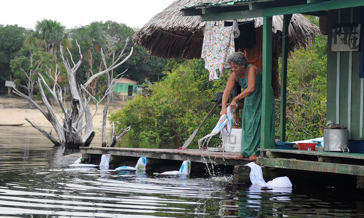 A socióloga Olga D´Arc Pimentel saiu da cidade grande e largou tudo para viver às margens do Rio Negro, como uma ribeirinha  (Tomaz Silva/Agência Brasil)