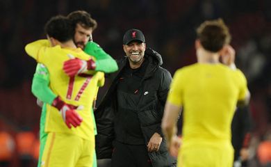 Técnico Juergen Klopp e jogadores comemoram vitória do Liverpool sobre o Southampton