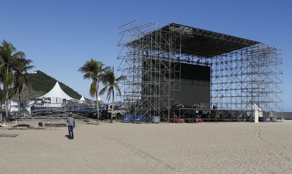Montagem da arena para a Fifa Fan Fest na praia de Copacabana, onde serão transmitidos os jogos da seleção brasileira na Copa do Mundo.