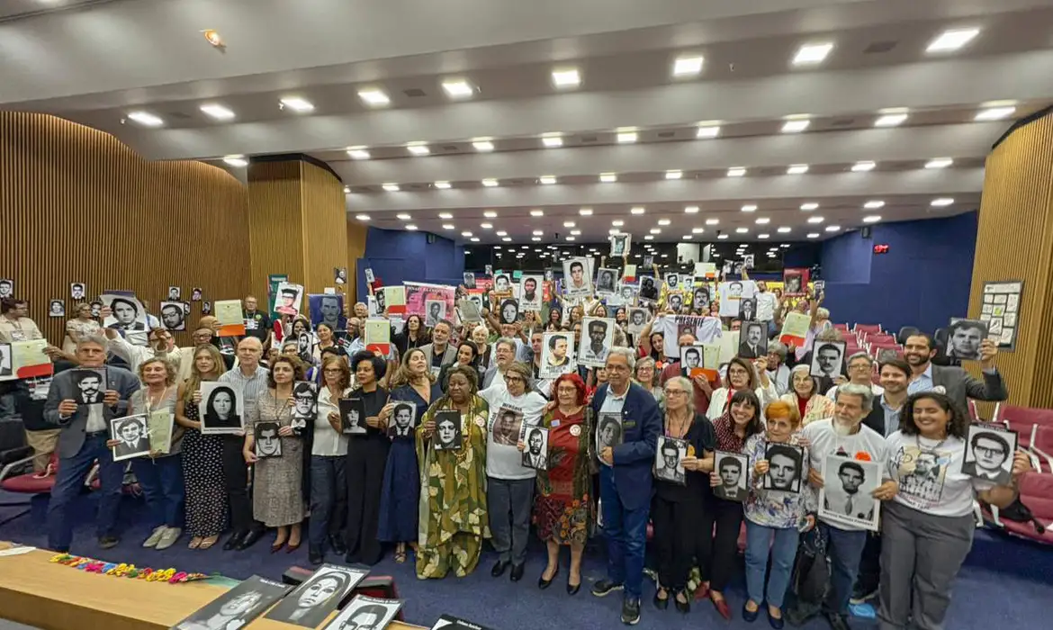 Brasília (DF), 06/12/2025 - Cerimônia de entrega certidões de óbito retificadas a familiares de mortos e desaparecidos na ditadura, durante o II Encontro Nacional de Familiares de Pessoas Mortas e Desaparecidas Políticas (II ENAFAM). 
Foto: Mariana Taccolini/Divulgação