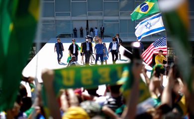 Presidente Jair Bolsonaro cumprimenta apoiadores durante protesto, em Brasília
