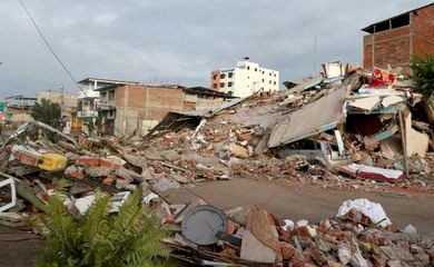 Reconstrução de áreas destruídas pelo terremoto é política de Estado, diz presidente equatoriano, Rafael Correa
