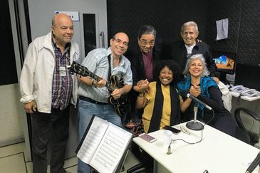Rosa Marya Colin tietada no estúdio da Rádio Nacional do Rio de Janeiro