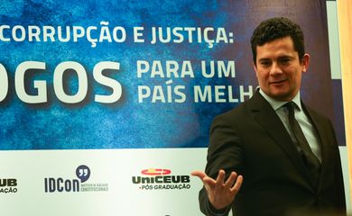 Brasília - O juiz federal Sérgio Moro participa da palestra Democracia, Corrupção e Justiça: Diálogos para um País Melhor, no UniCeub  (José Cruz/Agência Brasil)