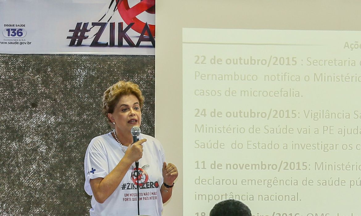 Juazeiro (BA) - A presidenta Dilma Rousseff dá aula sobre combate ao Aedes aegypti para alunos do Colégio da Polícia Militar Alfredo Vianna, como parte da Campanha Zika Zero nas Escolas (Roberto Stuckert Filho/PR)
