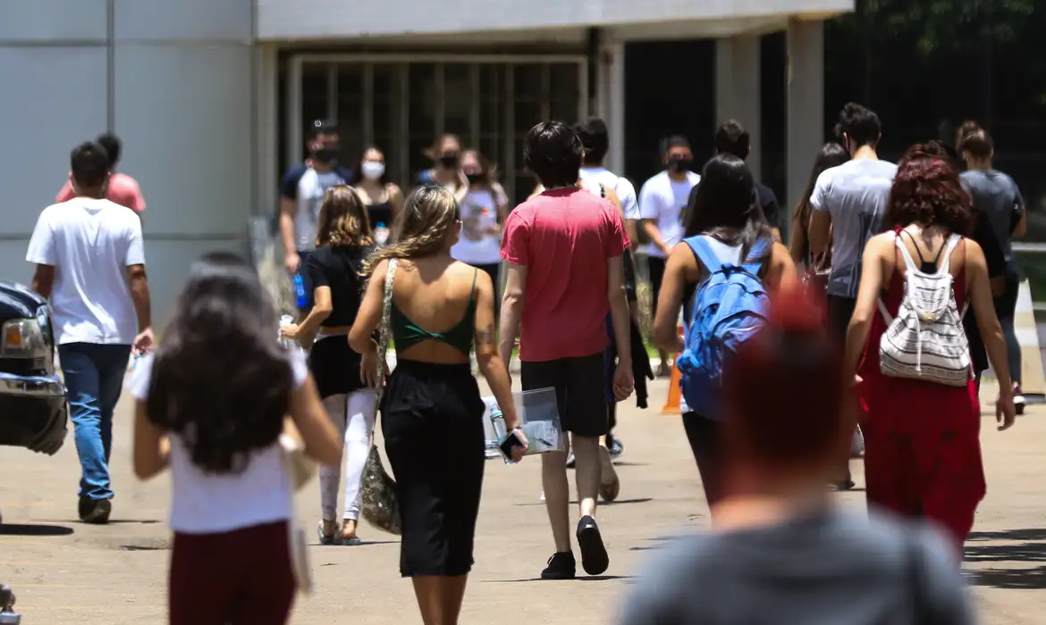 Estudantes chegam ao Centro Universitário do Distrito Federal, para o segundo dia de prova do Enem 2020