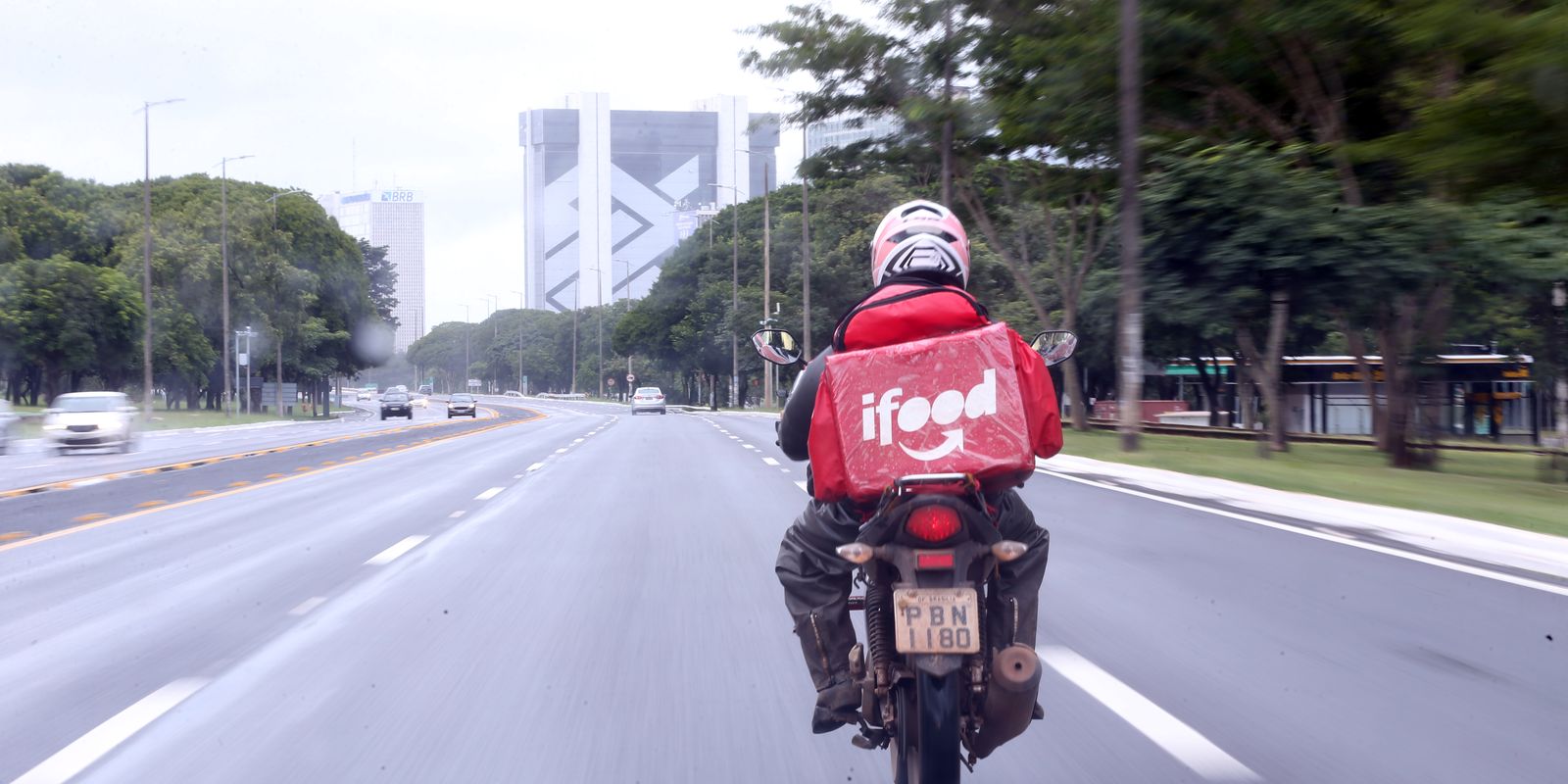 Serviço de Entrega de Moto boy com Moto de Corrida e Entregador