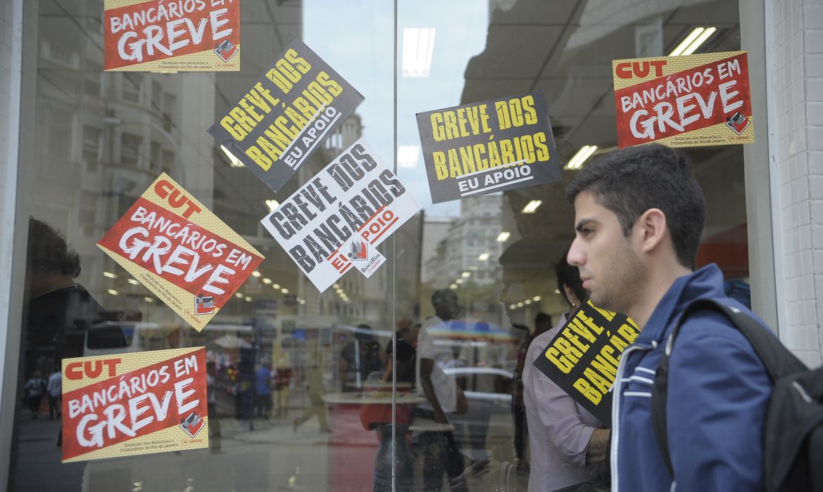 Rio de Janeiro - Bancos do centro do Rio fechados devido à greve dos bancários (Tânia Rêgo/Agência Brasil)