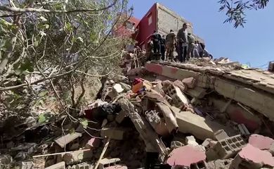 At quake epicenter, rescuers dig for survivors