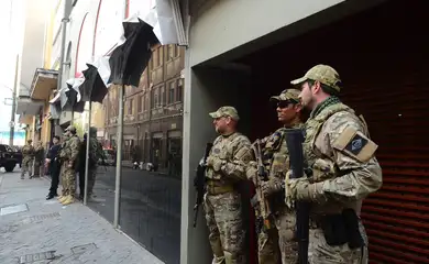 São Paulo - A Polícia Federal cumpre mandado de busca e apreensão como parte da Operação Custo Brasil na sede do Partido dos Trabalhadores, na capital paulista (Rovena Rosa/Agência Brasil)