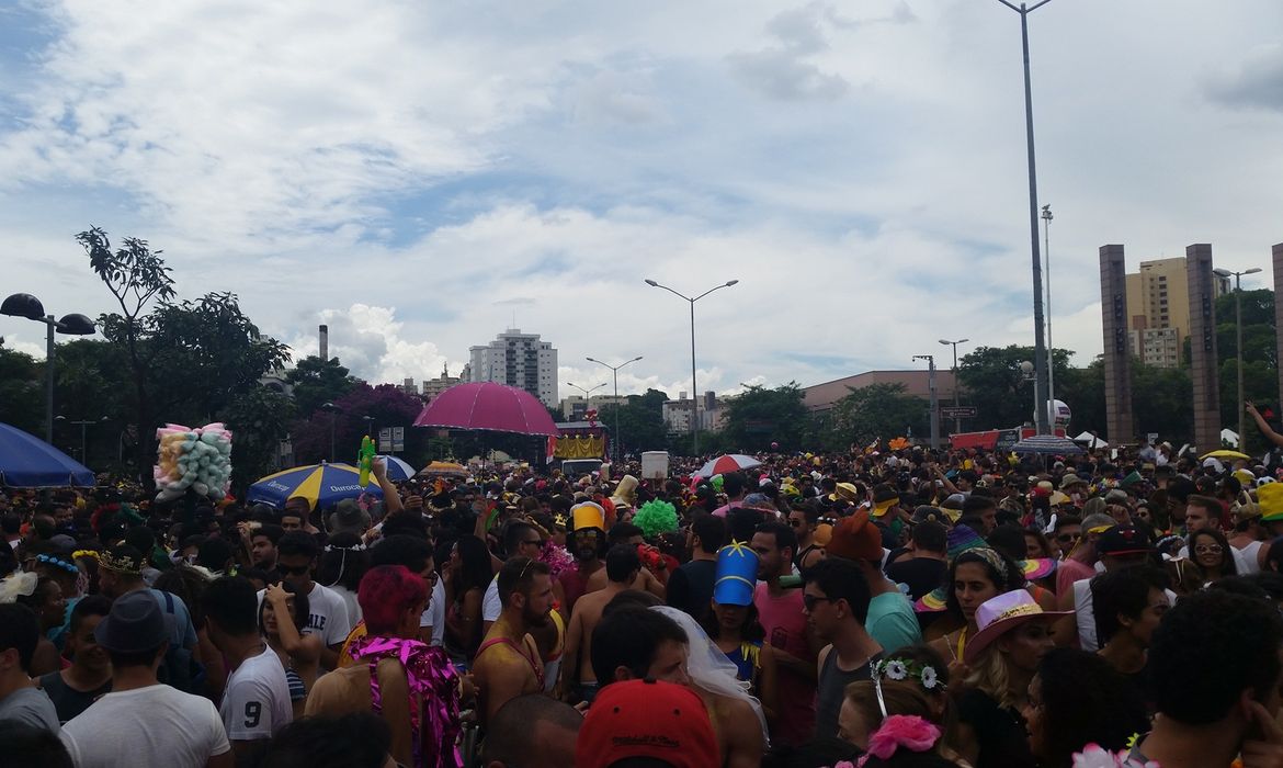 Bloco Então Brilha colore centro de Belo Horizonte de rosa e amarelo | Agência Brasil