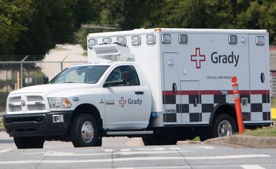 Ambulância transporta a missionária americana Nancy Writebol, infectada pelo ebola (Branden Camp/EPA/Agência Lusa/Direitos Reservados)