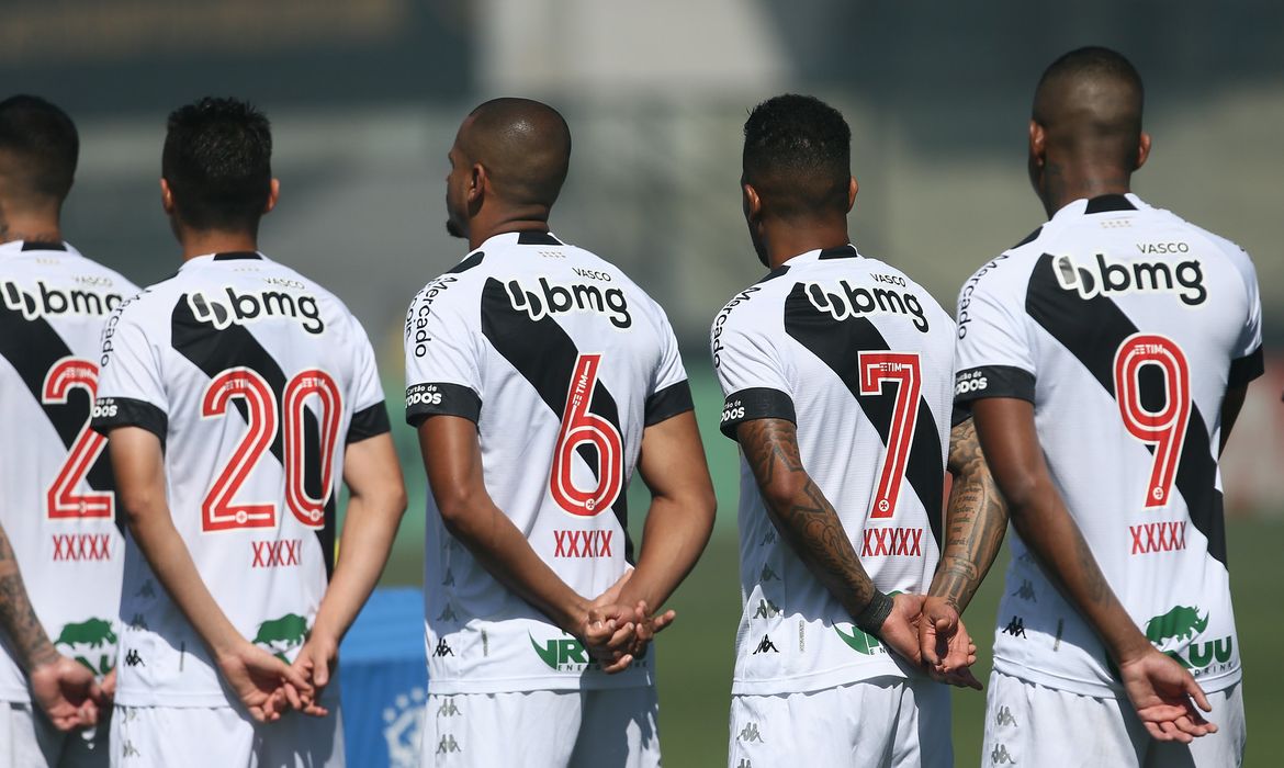 Jogadores do Vasco entraram com camisas sem nome
