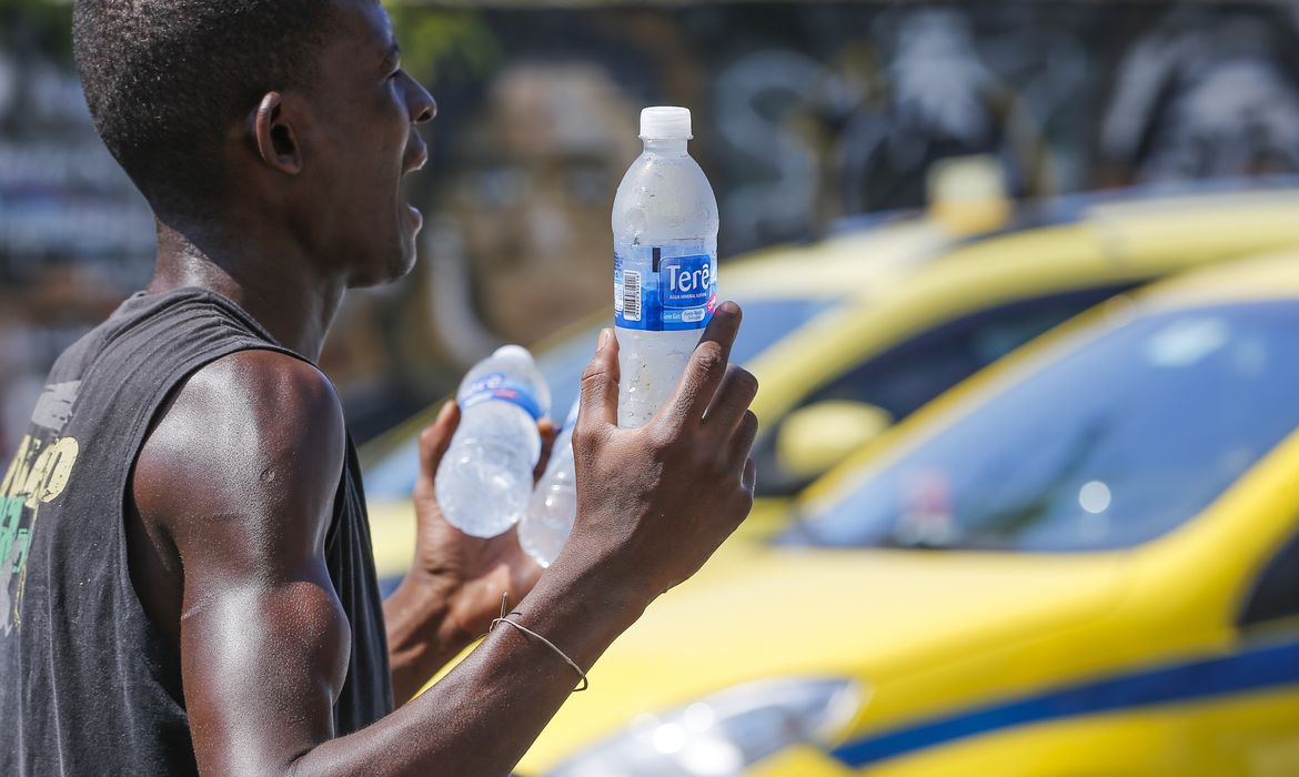  Vendedores ambulantes no bairro do  Rio Comprido, tentam ameziar a onda de calor que atinge o clima do Rio de Janeiro, vendendo água no sinal
