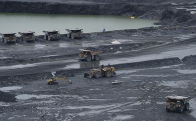 A mineração no chamado Morro do Ouro, liderada pela empresa canadense Kinross Gold Corporation, representa a principal atividade industrial para a geração de emprego e renda na região (José Cruz/Agência Brasil)