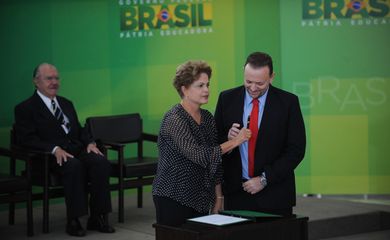 O ex-presidente presidente José Sarney, a presidenta Dilma Rousseff e o novo ministro-chefe da Secretaria de Comunicação Social da Presidência da República, Edinho Silva, em cerimônia de posse (José Cruz/Agência Brasil)