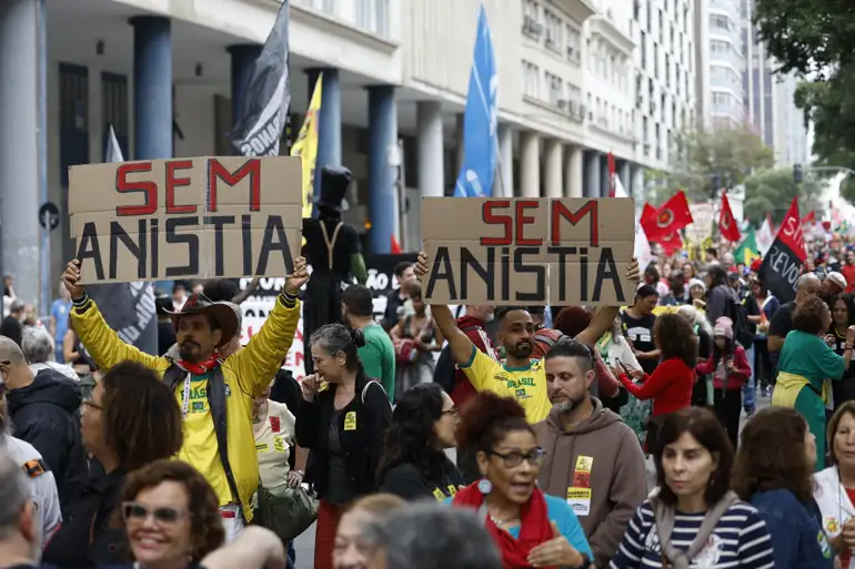 Rio de Janeiro (RJ), 07/09/2025 – O Grito dos Excluídos e Excluídas reúne manifestantes na região central da cidade. Foto: Fernando Frazão/Agência Brasil. fernando frazao sem anistia 7 de setembro 2025 fernando frazao agencia brasil