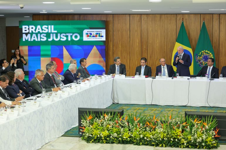 Brasília (DF) 18/03/2025 O presidente , Luiz Inácio Lula da Silva, assina o Projeto de Lei que prevê Isenção de Imposto de Renda (IR) para pessoas que recebem até R$ 5 mil por mês. Presentes na cerimônia o ministro da Fazenda,  Fernando Haddad, o vice-presidente Geraldo Alckmin, o presidente da Câmara dos Deputados, Hugo Motta, o ministro da Casa Civil, Rui Costa e a ministra de Relações Institucionais, Gleisi Hoffmann , além  dos líderes do Governo no Congresso  Foto: Fabio Rodrigues-Pozzebom/ Agência Brasil