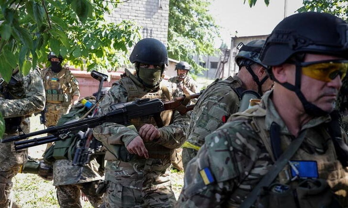 Combatentes ucranianos se prepara para combate contra a Rússia.