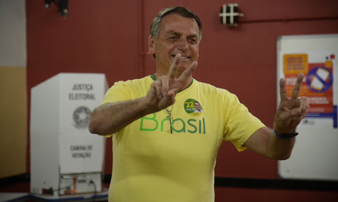 O presidente e candidato à reeleição, Jair Bolsonaro vota na Escola Municipal Rosa da Fonseca, na Vila Militar, no Rio de Janeiro