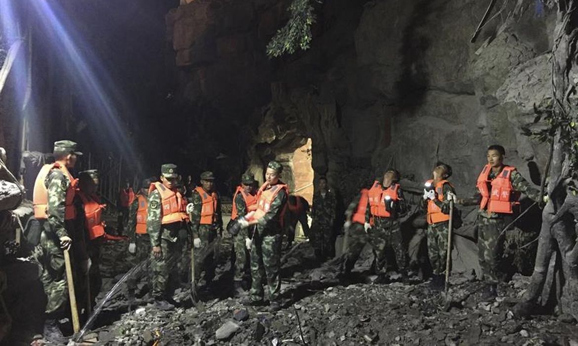 Vários policiais paramilitares trabalham no resgate de feridos de uma atração turística após um terremoto de 6,6 graus na escala Richter no condado de Jiuzhaigou. Trata-se do segundo tremor em menos de 24 horas