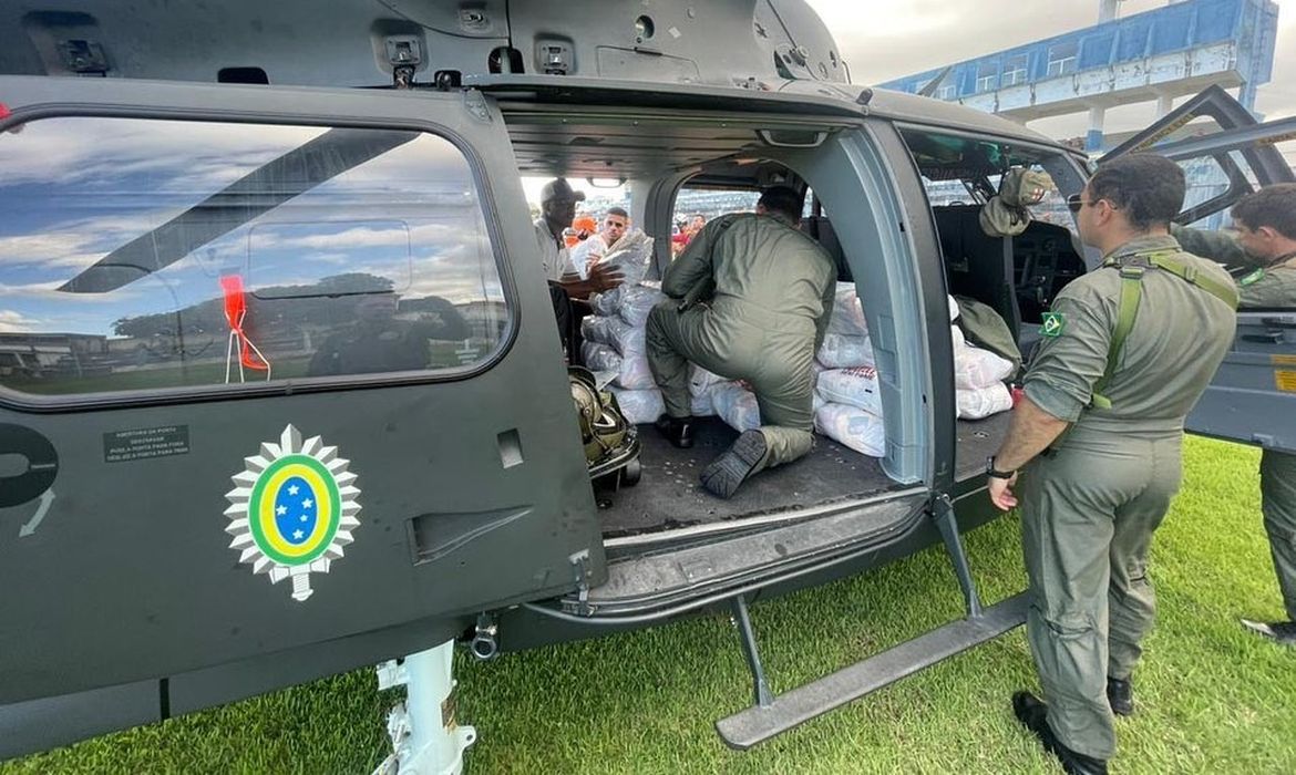 O 2º Batalhão de Aviação do Exército está no sul da #Bahia apoiando os órgãos de Defesa Civil na distribuição de itens de subsistência.
Hoje(12/12), transportamos água e alimentos para a população isolada de Jucuruçu.