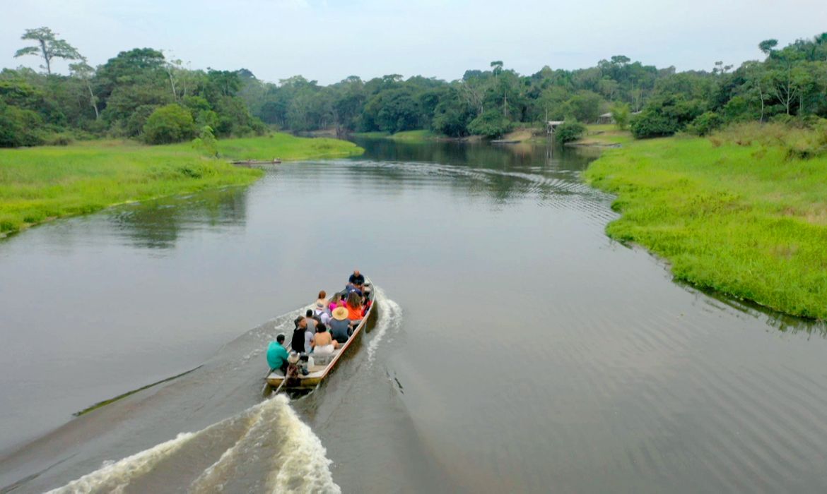 A farinha de mandioca é o que movimenta e traz renda para as comunidades locais no Acre. 