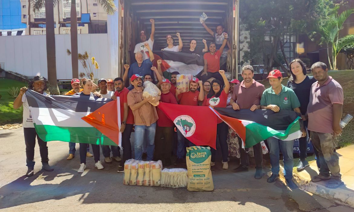 O governo brasileiro entregou, nesta terça-feira (12), 11 toneladas de alimentos para serem doados a população da Faixa de Gaza que sofre as consequências da guerra no Oriente Médio. Doados pelo Movimento dos Trabalhadores Rurais Sem Terra (MST), os alimentos incluem arroz orgânico, açúcar mascavo, leite em pó e fubá. Com isso, chegam a 13 toneladas o total de alimentos doados pelo MST.  Foto: MST/Divulgação