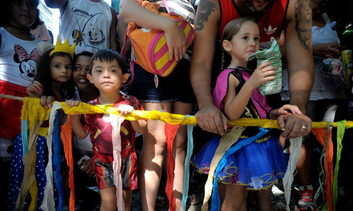 Rio de Janeiro - O bloco infantil Largo do Machadinho, mas não Largo do Suquinho se apresenta no Largo do Machado, zona sul da cidade (Tânia Rêgo/Agência Brasil)