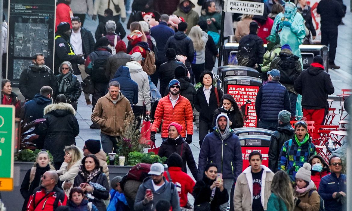 Pessoas caminham pela Times Square em Nova York