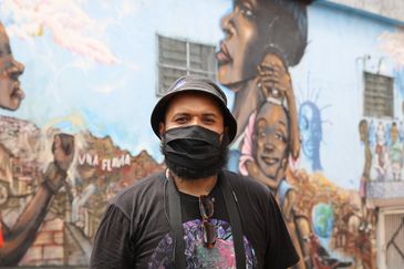 Rovena Rosa/Agência Brasil O artista Catata Crazzy mostra as obras da Favela Galeria, uma galeria a céu aberto em São Mateus, na zona leste da capital.