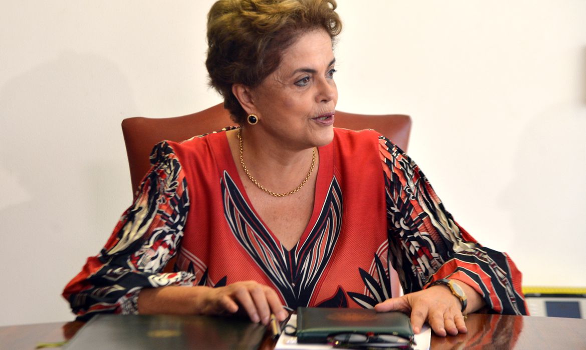 Brasília - A presidenta Dilma Rousseff assina carta de ratificação do Acordo de Facilitação do Comércio da Organização Mundial do Comércio durante cerimônia no Palácio do Planalto que contou com a presença do diretor-geral da entidade,