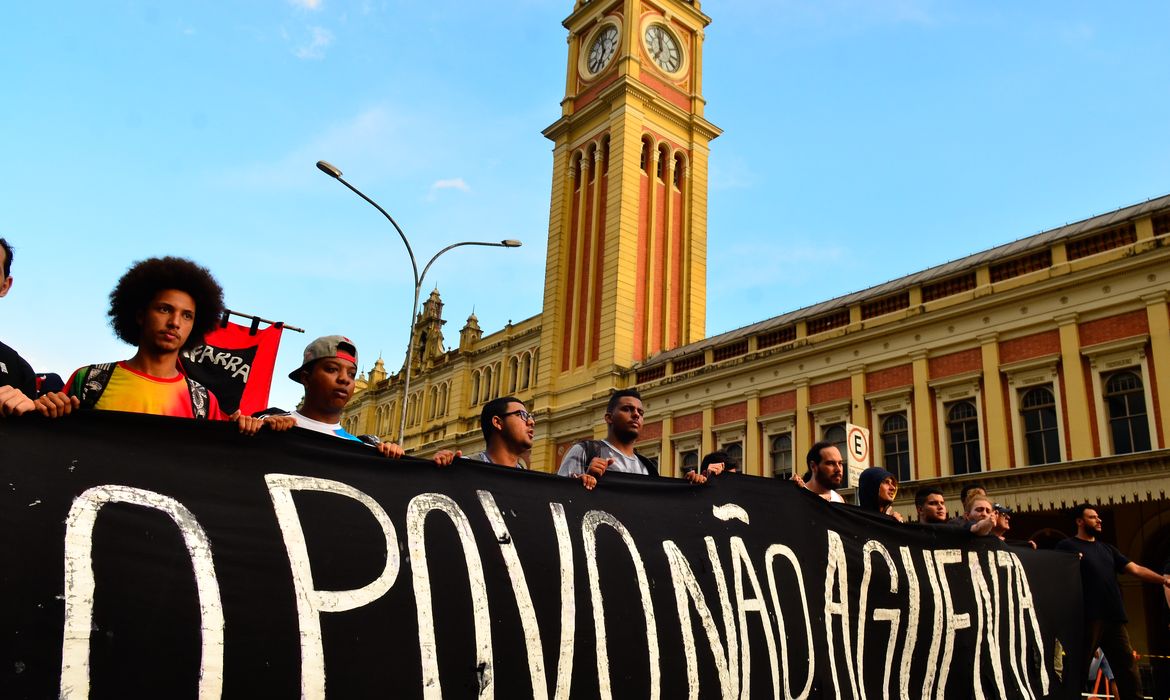 São Paulo - Protesto do Movimento Passe Livre contra o aumento da tarifa do transporte. Os manifestantes se concentraram em frente à Estação Luz e seguiram do centro até a Câmara Municipal (Rovena Rosa/Agência Brasil)