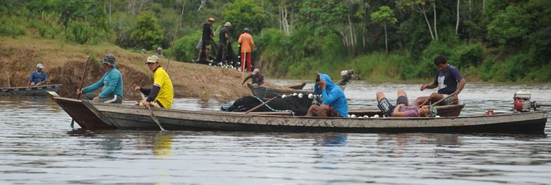 Ribeirinhos na Amazônia pescam