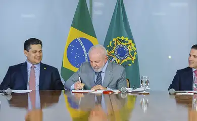Brasília (DF), 23/04/2025 - Presidente do Senado, Senador Davi Alcolumbre, Presidente da República, Luiz Inácio Lula da Silva, Presidente da Câmara, Hugo Motta durante entrega da PEC da Segurança Pública, no Palácio do Planalto. Foto: Ricardo Stuckert/PR