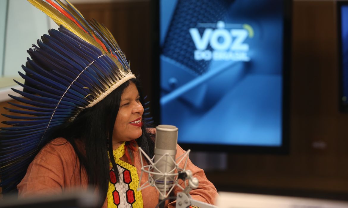 A ministra dos Povos Indígenas, Sônia Guajajara, é a entrevistada do programa A Voz do Brasil. 