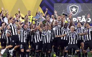 Soccer Football - Brasileiro Championship - Botafogo v Sao Paulo - Estadio Nilton Santos, Rio de Janeiro, Brazil - December 8, 2024 Botafogo players lift the trophy after winning the Brasileiro Championship REUTERS/Ricardo Moraes