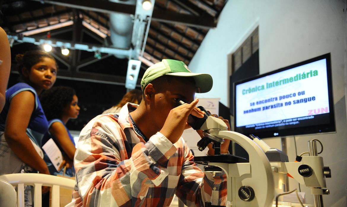 O salão de exposições do Museu da Vida exibe uma série de materiais educativos produzidos pelos estudantes do Programa de Pós-graduação em Medicina Tropical do Instituto Oswaldo Cruz (IOC/Fiocruz) em torno da temática Educação em saúde para