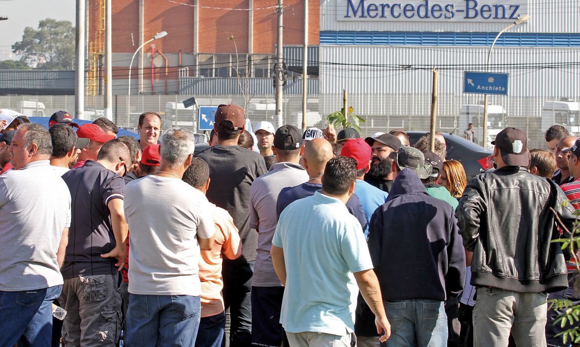 Trabalhadores na Mercedes acampam pelo terceiro dia contra demissões