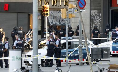Van atropelou dezenas de pedestres em Barcelona (Agência Lusa/Direitos Reservados)